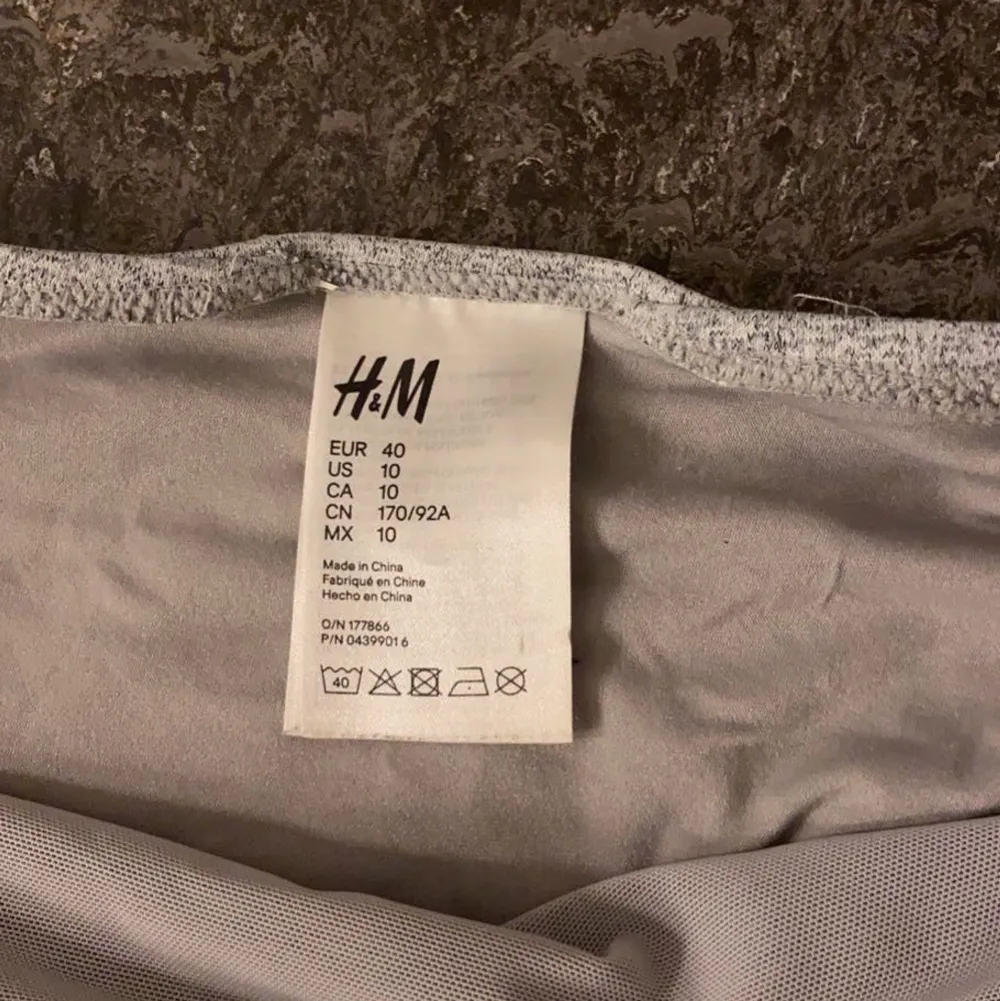 Baddräkt från H&M, liten i storleken så ungefär 37/38! Aldrig använd, köparen står för frakten!(frakten är 63kr). Accessoarer.