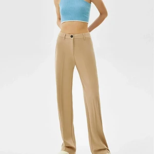 Stradivarius byxor - Stradivarius loop kostymbyxor i strl S. Helt oanvända. Säljes pga för stora. Bilderna är från nätet men kan skicka egna bilder vid önskemål. Nypris 299. Köparen står för frakten. 