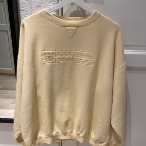 Vintage sweetshirt  - Säljer denna otroligt fina vintage sweetshirt i beig /gul färg! Den är i bra skick en liten fläck nere vid armarna! (kan skicka privat om ni är intresserad). Men Annas bra skick! Storlek Large 