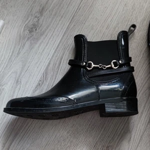 Snygga Gummistövlar strl 39 - Säljer dessa snygga gummistövlar, knappt använda