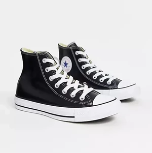 Converse  - Svarta Converse storlek 38, skriv för fler bilder. Köpta för ca 800-900kr