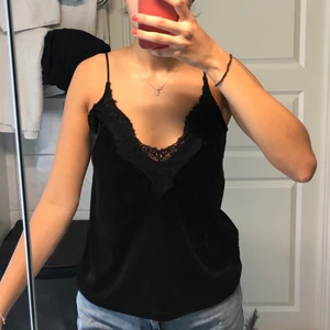 Svart spetslinne i sammet - Jätte fint spetslinne i sammet från BikBok i storlek S. Säljer då den tyvärr inte kommer till användning 