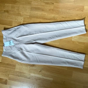 Zara byxor nya - Helt nya byxor från zara, stl 36