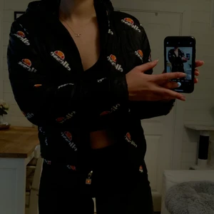Dubbelsidig Ellesse jacka - Denna jackan är dubbelsidig och kan användas ut och in. Den har alltså två motiv, ena sidan är helsvart medans andra är fylld med loggan✨ Den har kommigt till stor användning för min del och är den perfekta vinterjackan. Den har små repor på armarna men i överigt är skicket bra.🥰 Jackan är i storlek 36.