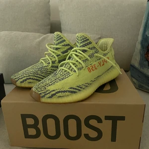 Adidas Yeezy Boost 350 v2 Semi frosen yellow  - Använda fåtal gånger, bra skick.  Kvitto följer med.