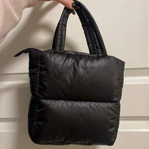 Fin täck väska från h&m -handväske storlek -ej använd -nypris 300