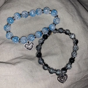 armband - supergulliga armband med stenar och charms! jätte fina och är onesize så cirka M , frakt 26kr. priset varierar lite beroende på om man vill ha ett ändrat armband eller som de är på bilden❤️