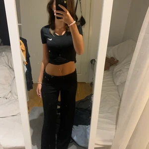 Tygbyxor/yoga - Jätte sköna tygbyxor/yogabyxor som e raka, midwaist🥰🥰 passar mig som är 1,63