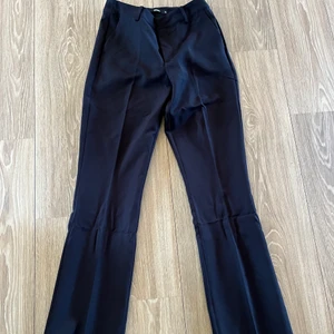 Kostymbyxor - Jätte snygga kostymbyxor köpte för inte alls länge men säljer då jag inte kommer använda dom! Köparen står för frakt💞
