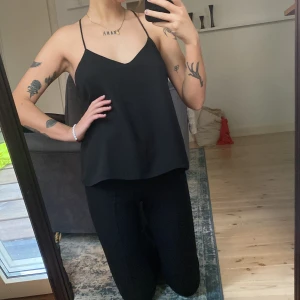 Linne från missguided - Svart linne  med smala band och fin rygg. Aldrig använd så nyskick! 