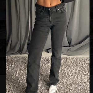 jeans - Midwaist jeans från weekday då jag har två. Är 163 lång och de är bra längd på mig. Använda men i bra skick! Nypris 500kr. Frakt ingår ej💗