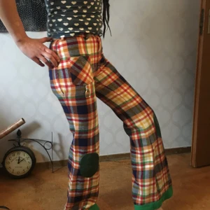 Coola 70s brallor, utsvängda  - Så snygga byxor från 60 70 tal. Hög midja och utsvängda ben.