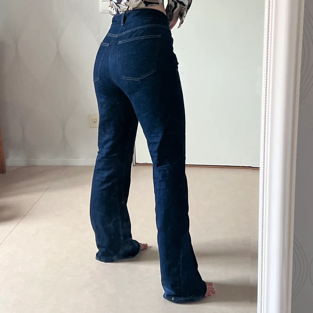 Mörkblå Bootcut jeans i bra skick, användna Max 5 gånger. Dem är väldigt långa i benen, jag är 166 och på bilderna står jag på tå, skulle sitta bra på någon som är 170+ alternativt kan man du upp! Dem är även stora i storleken passar en 30/42. Jeans & Byxor.