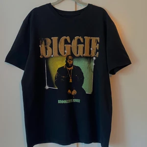 T-shirt - Biggie T-shirt. Storlek: L. Köpt på Pull&Bear.  Modell: Oversized Skick: använd fåtal gånger (inga fläckar eller skador).  