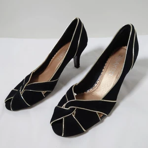 Vintageklackar - Äldre skor med klackar. Svarta med gulddetaljer🌿