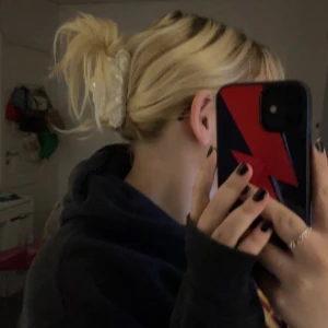 Hårklämma  - En vit diamant hårklämma köpt på bik bok för 140 kr. Säljer pågrund av att den inte kommit till användning eftersom jag klippte mitt hår kortare💕💕 säljer den för 90 kr 