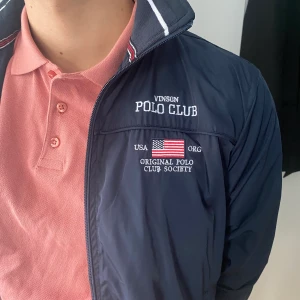 Polo jacka - Snygg och fräsch jacka, ganska tunn så perfekt nu till hösten! Fina detaljer och rymliga fickor.   Strl M  Gott skick 