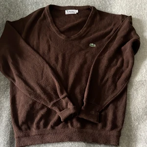 Vintage Lacoste Brown Sweater - Säljer en brun vintage tröja från lacostes sportmärke, Izod Lacoste, från 70-talet.
