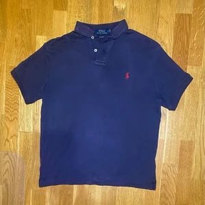 Ralph Lauren Pike - En Ralph Lauren pike i storlek M köpt 2021. Säljs pga att den inte används. Skick 7/10. Nypris på 1295 kr. Köpare står för eventuell frakt. Bara att höra av dig om du har några frågor!