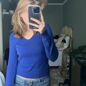 Tröja - Jättesöt tröja köpt secondhand❤️ Aldrig använd av mig, fint skick. Står ingen storlek men sitter som en xs/s!