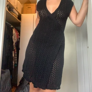 Stickad klänning - Så fin och super skön!! Strl M men eftersom den är omlott kan man justera lite själv! Använd ett fåtal gånger så den är som ny <3