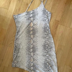 minidress - sitter kort och tight på mig som är en XL/XXL 