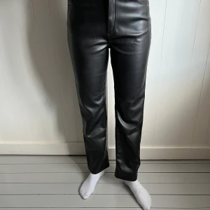 Byxor i fake läder  - Byxor i fake läder i strl 38. HELT OANVÄNDA 