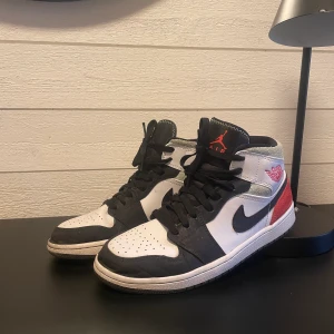 JORDAN 1 "UNION BLACK TOE" MID - Storlek 42, använda men i bra skick! 🌟