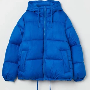 Vinterjacka blå  - Jag säljer min klarblåa vinterjacka som passar perfekt för denna vinter. Jackan är i ett fintsick och har inga defekter. Hör av er om ni är intresserade! ❄️