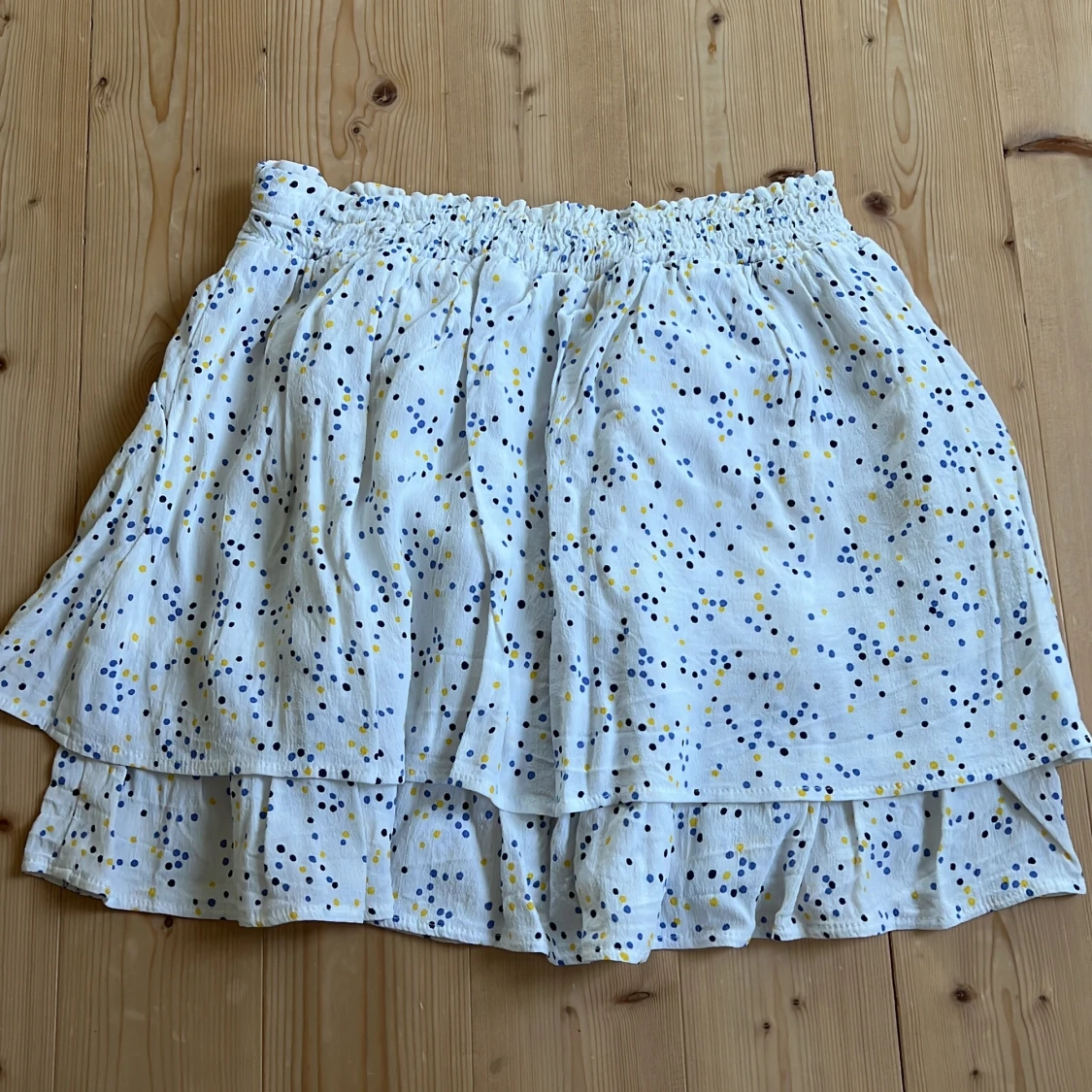 Vit kjol med blåa och gula prickar - 90