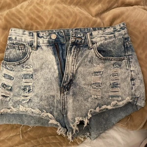 Jeans shorts  - Jeans shorts från Shein. Säljer dessa shorts då dom är för små, fint skick och knappt använda.  Köparen står för frakt.