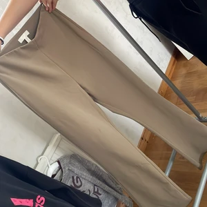 Byxa från Hm - Byxa från Hm.storlek 38.(beige-bruna)med utsvängda ben.(hund finns i hemmet)