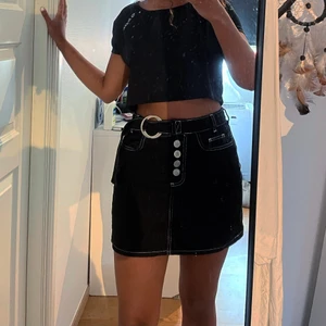 Svart kjol med skärp - Snygg skön kjol som inte ”åker inte upp”. Nyskick!