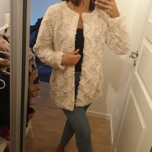 Pälsjacka - Pälsjacka säljes i storlek M. Passar både S-M. Jackan är från Vero Moda. Säljes i fint skick. 