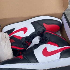 Jordans 1 Mid - Jordan 1 Mid, Röda. Köpte dessa i Juli men dom har blivit lite för små och tänker att de är lika bra att sälja. Använda 2-4 gånger superfina som nya. Köpta för 1400