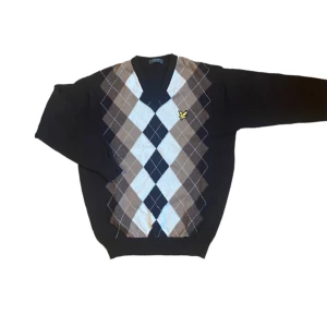 Knittröja med pattern - En varm knittröja perfekt för vintern. Från Lyle & scott. Sotrlek M men skulle säga att den sitter lite tajtare. Fråga om du vill se flera bilder. 