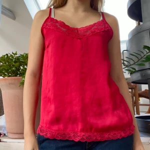 Rosarött linne - Ett färgstarkt rosarött linne i ett mkt skönt material. Lite mer rosa än man ser på bilderna. Har några lösa små trådar längst fram i spetsen och smått lösa stygn på högra sömmen. Justerbara axelband. perfekt till vardags eller till finare tillfällen💗