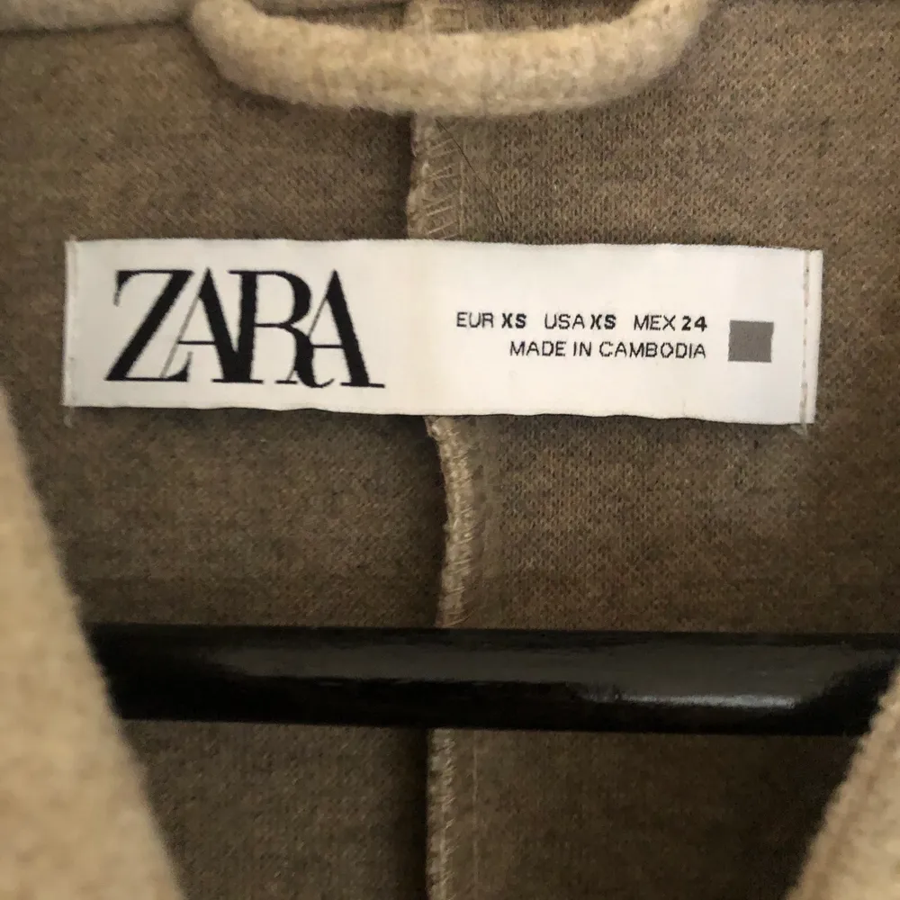 Beige kappa inköpt vintern 2021/2022 på Zara. Använd 3 gånger, nyskick.. Jackor.