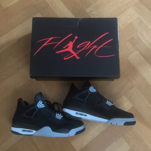 Jordan 4 Canvas  - Jordan 4 Canvas    Storlek 42    Skada på boxen på grund av frakten  helt nya och oanvända   Vid frågor tveka inte av att höra av dig!