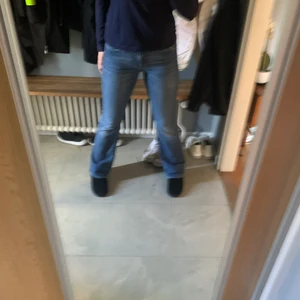 Vintage jeans strl 30 - Säljer dessa skitskitfina vintage jeans från hm som inte finns att köpa längre. Inga difekter. Köparen står för frakt! 💗