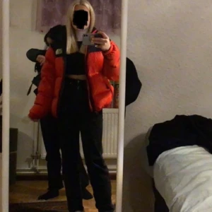 North Face jacka - Säljer min röda north face jacka. Den köptes förra året och den kom tyvärr inte så mycket till användning. Den är i fint skick, skriv privat för fler bilder🤝🏼❤️köptes för 3,699kr