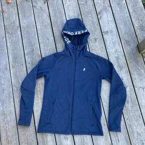 Peak Performance fleece  - Superskön tröja att träna i eller ha som vardagsplagg med sportig stil. Storlek S och storleken stämmer. Nypris 1500kr https://www.peakperformance.com/se/sv/product/w-rider-zip-hood-g78834.html?cmpid=pla%7Csb%7Cgoogle%7Cbrand%7Cse-swe-shopping%7Cpeak