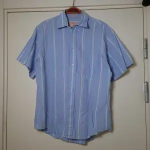 Randig skjorta med ljusblå botten🌿