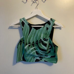 Crop top med Dragkjedja i ryggen  - En crop top från Top Shop med super coolt mönster & dragkjedja i ryggen. Skärningen är precis under bysten, & är super skön att ha på sig.  Säljer pga har gått up i vikt lite så sitter lite för tajt nu så har sällan på mig den. Köparen står för frakten.