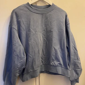 Tröja  - En blå tröja från Weekday, använd men i bra skick🌞