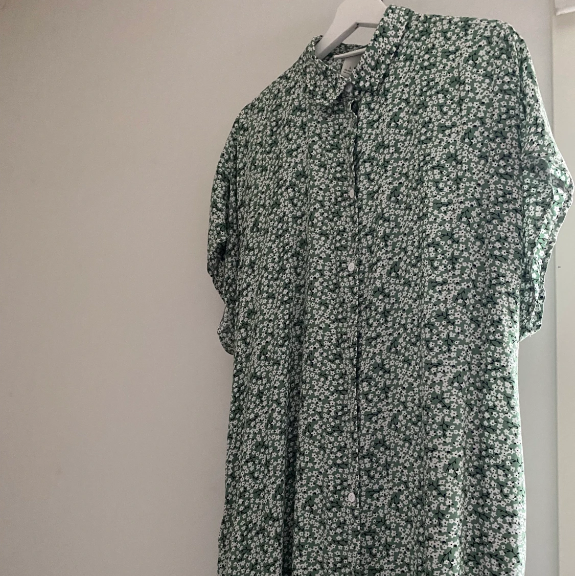 Grönblommig klänning - 90