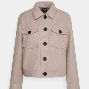 En höst och vår jacka i storlek S från vero Moda  - En fin höst och vår jacka i storlek S från vero Moda. Köpte för 400 kr, säljer för hälften av priset:)  