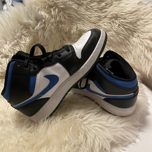 Blåa jordans - Äkta köpta jordans, köpta förra året och använda få gånger under sommaren. Pris kan alltid diskuteras😊