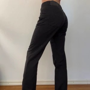 Grå/svarta kostymbyxor  - Otroligt sköna med straight leg passform strl M från Calvin Klein 