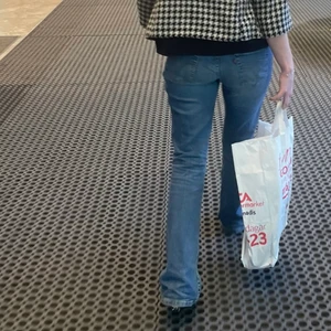 Levis jeans - Bootcut levis jeans som är köpta vintage. De sitter verkligen perfekt på!! De är mid rise skulle jag säga. De är i bra skick. Köparen står för frakt 💗